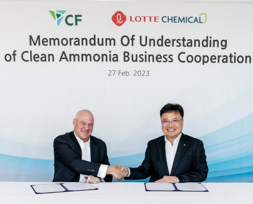 Tony Will, president and CEO, CF Industries, and Jin-koo Hwang, head of hydrogen energy business at LOTTE CHEMICAL, at signing of MOU.